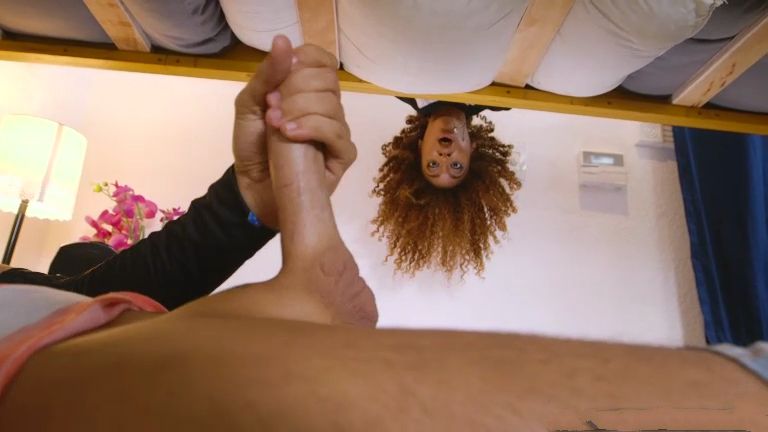 Трахнул рыжую кудряшку в общем номере хостела