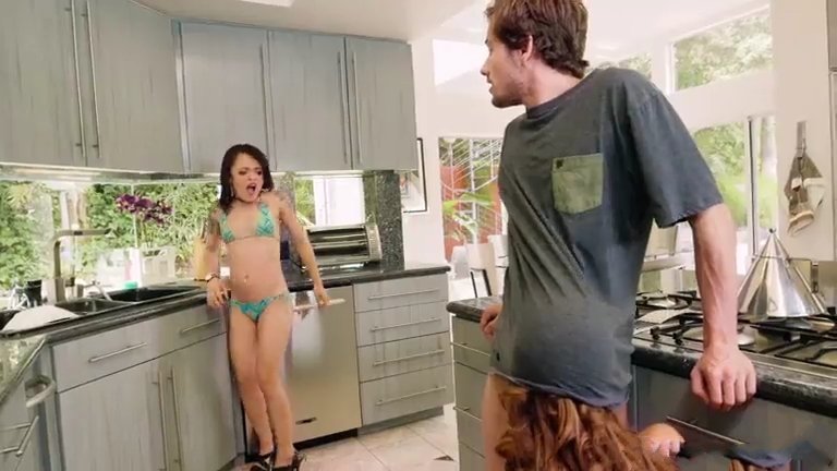 Доча поймала своего парня со своей мамкой и с удовольствием присоединилась к ним