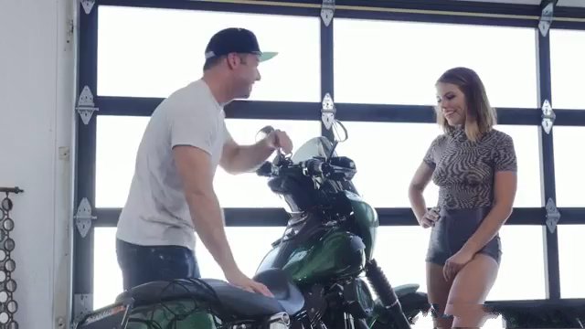 Помогла с байком а потом соблазнила