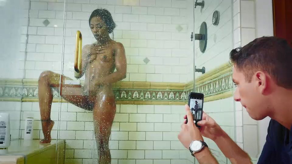 Подсмотрел и снял на телефон сладкую красотку в душе