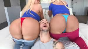 Довольный чувак будет трахать двух жопастых девиц